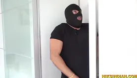Police wali ne chor ko apne boobs se dhoodh pilaya aur jamkar choda