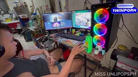 Watch Miss Unlipopsph deepthroating and guzzling Jizm while gaming in HD