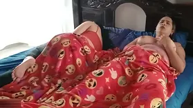 Step-mom Candy seduces her step-daughter into a steamy pussy-eating session - Pornography en Espanol