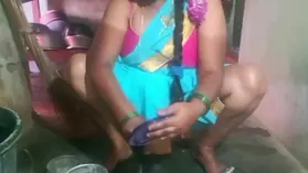 Observe Saanthi2 and Vetrivel neat up Indian family's dirt in the shower