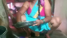 Observe Saanthi2 and Vetrivel neat up Indian family's dirt in the shower